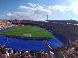 Como domina o Lecce em pleno Via del Mare