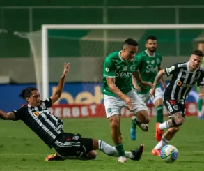 Com polêmica do VAR, Atlético-MG supera o Juventude fora de casa