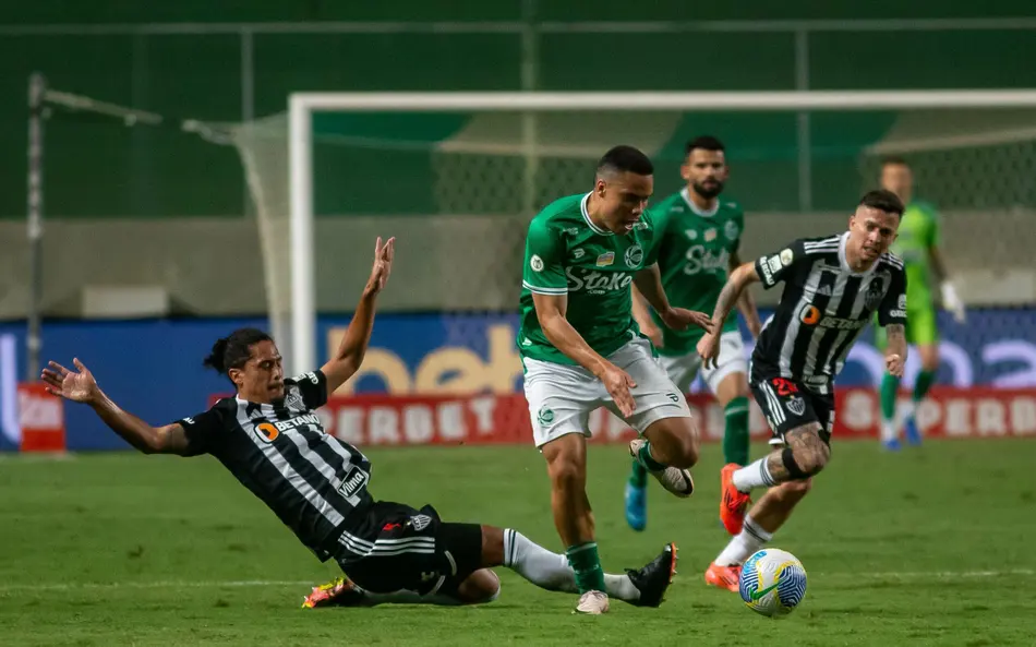 Com polêmica do VAR, Atlético-MG supera o Juventude fora de casa