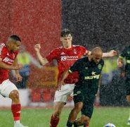 No sufoco da luta contra o rebaixamento: Brentford bate o Nottingham Forest em jogo crucial
