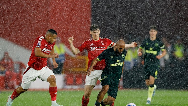 No sufoco da luta contra o rebaixamento: Brentford bate o Nottingham Forest em jogo crucial