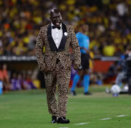 Técnico do Barcelona de Guayaquil causa sensação com visual marcante na Libertadores