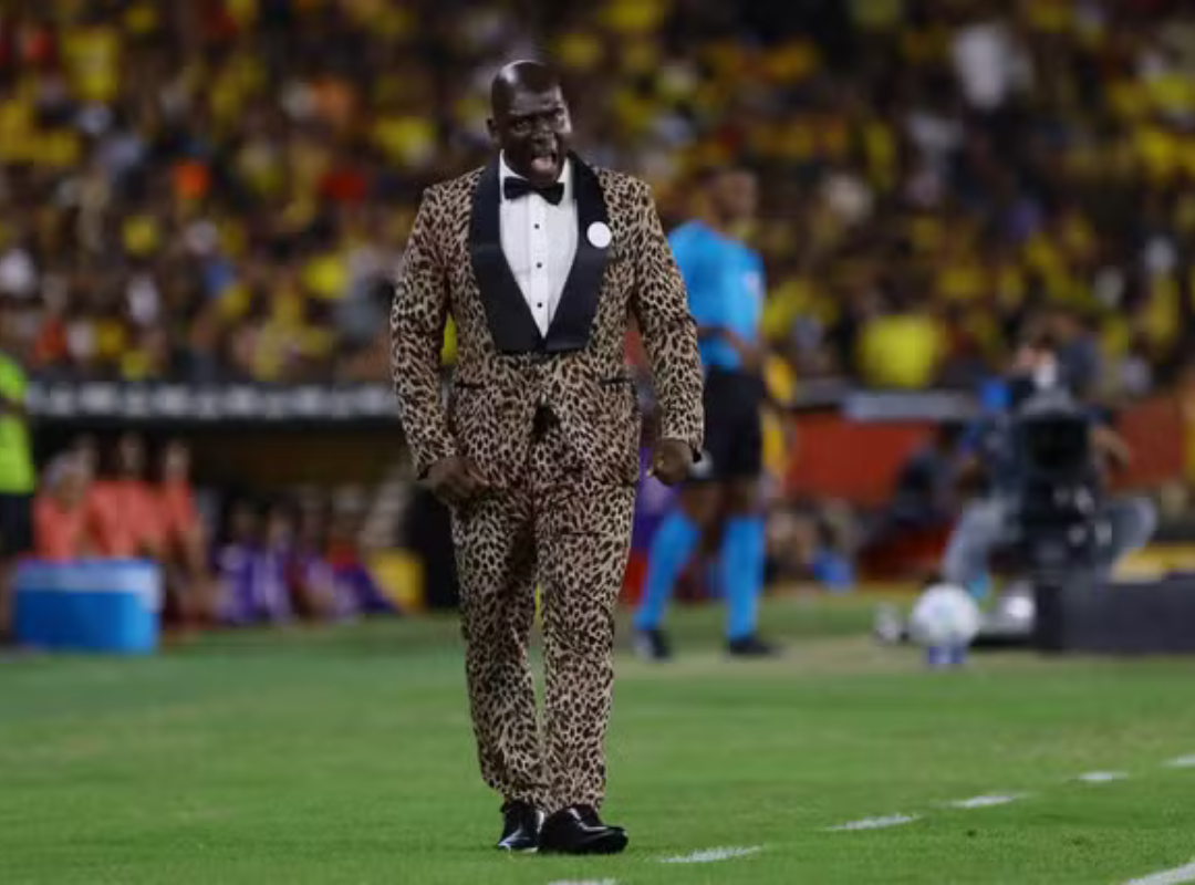Técnico do Barcelona de Guayaquil causa sensação com visual marcante na Libertadores
