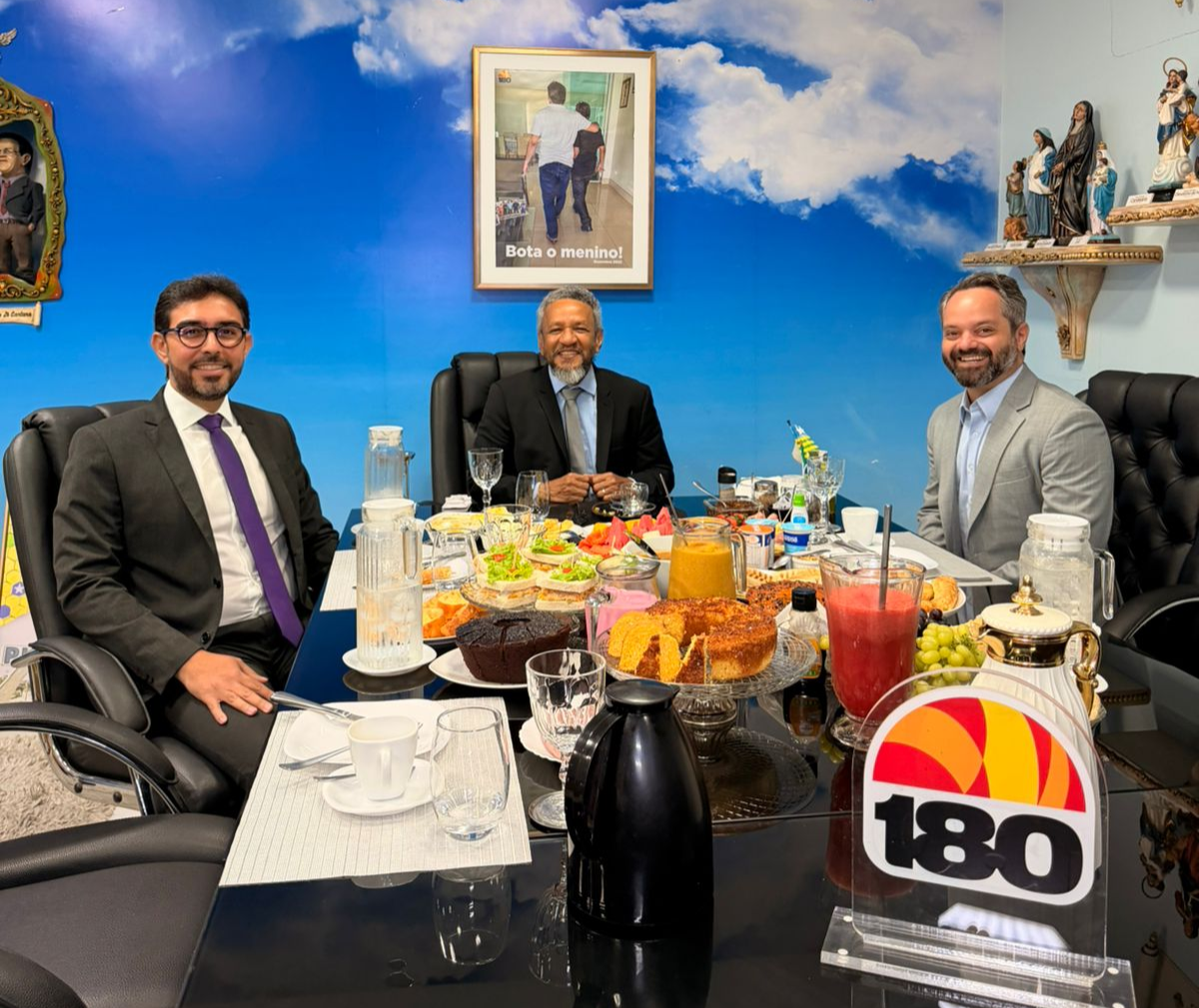 Rafael Fonteles, Marcelo Nolleto e Pedro Rocha participam do Café 180 com Helder Eugênio
